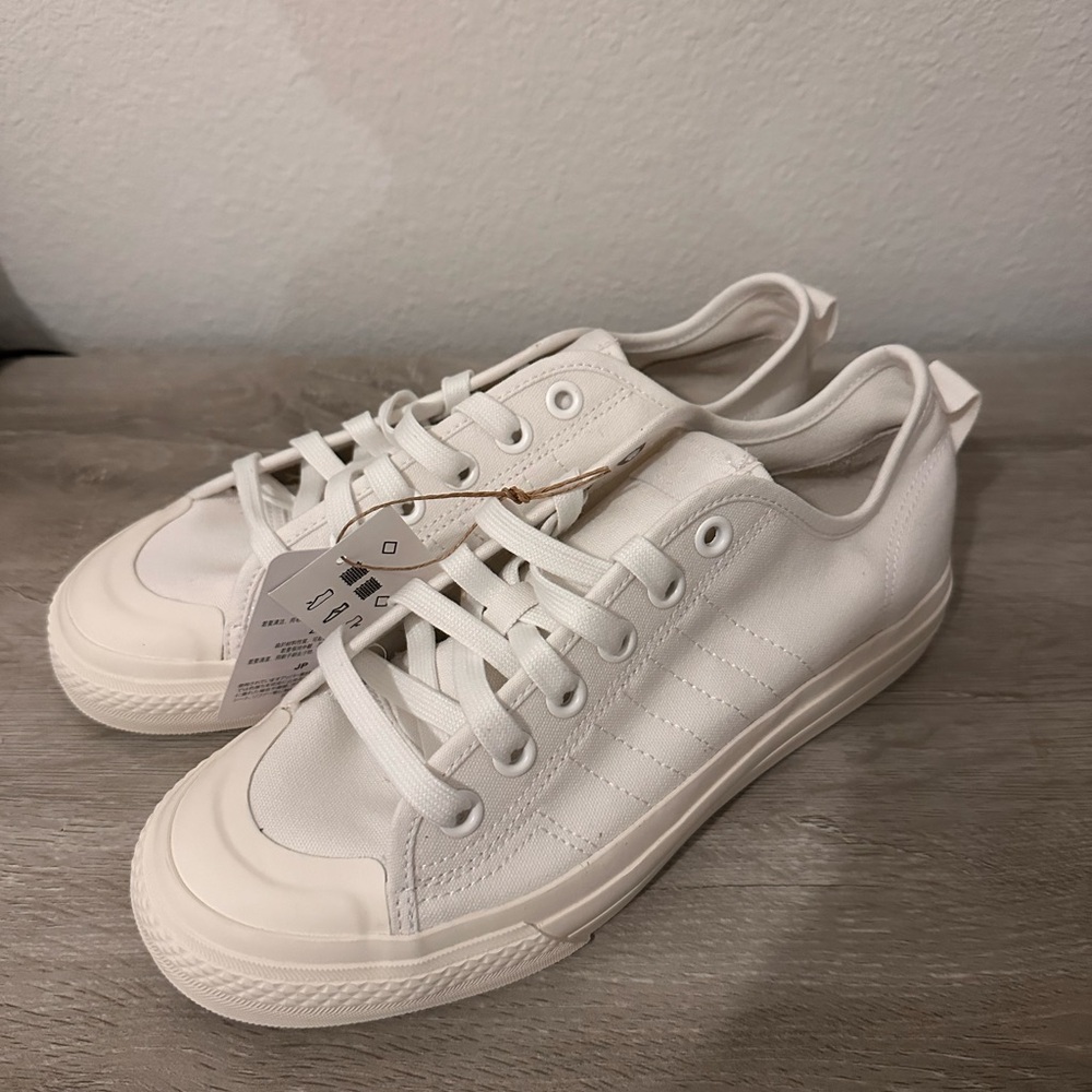 DROP YOUR OFFER!!!
ADIDAS NIZZA RF
US 6.5M/7.5W
BRAND NEW W/ BOX